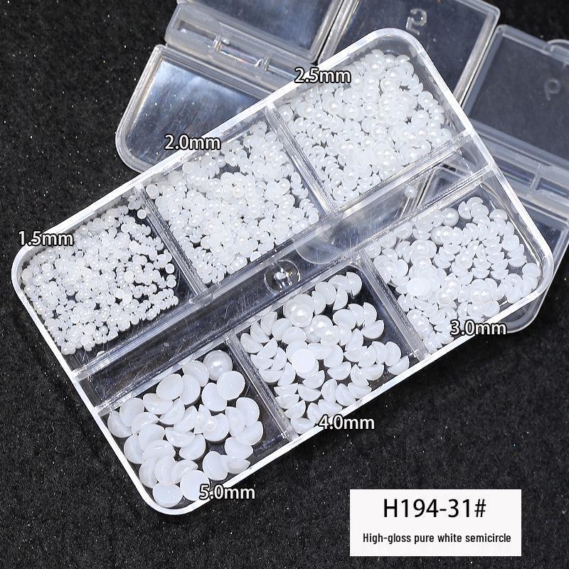 

Жемчужные украшения для нейл-арта: Набор из 6 отделений с круглыми плоскими маленькими жемчужинами в смешанных стилях.