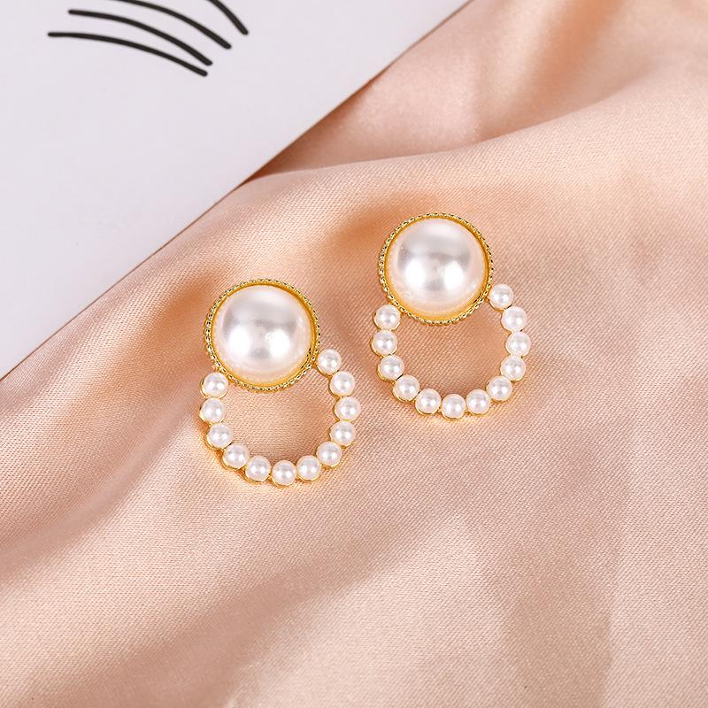 Boucles d'oreilles à tige en perles de fleur de vent parfumées à petite aiguille argentée, boucles d'oreilles légères et luxueuses, style célébrité, style rétro élégant et tendance