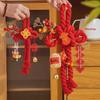Dekorationen zum Chinesischen Neujahr: Anhänger mit Segen für das Jahr der Schlange, Knoten und Hakenkreuz-Ornamente für festliche Wohnzimmerdekoration