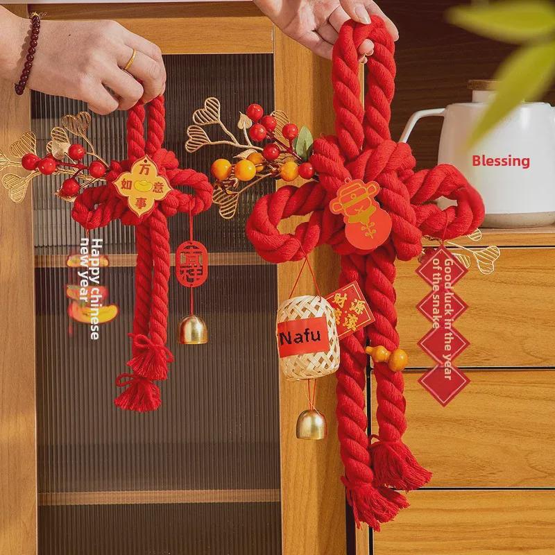 Dekorationen zum Chinesischen Neujahr: Anhänger mit Segen für das Jahr der Schlange, Knoten und Hakenkreuz-Ornamente für festliche Wohnzimmerdekoration