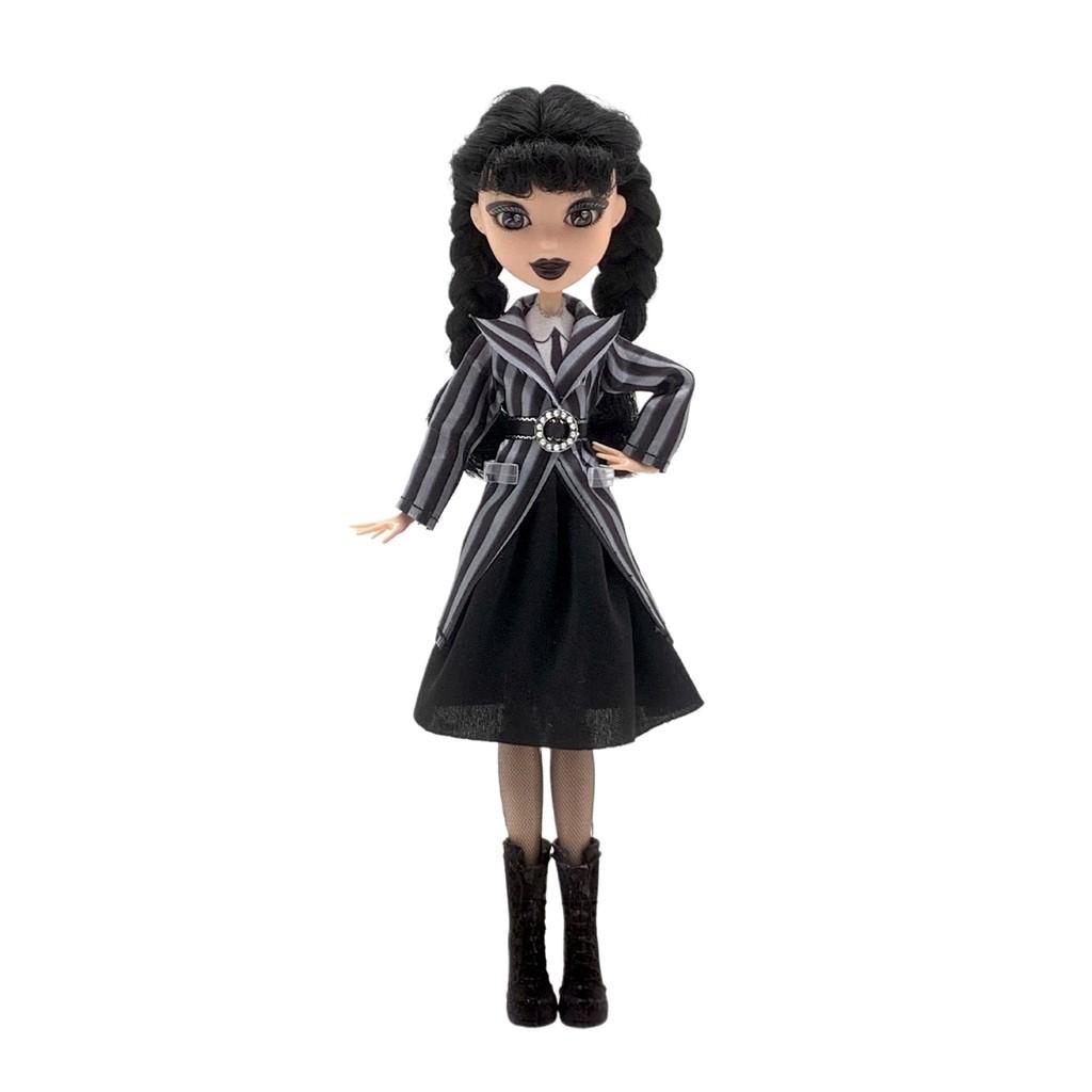 Wednesday Addams 9 Zoll PVC-Puppe mit Schuluniform und dunklem Stil Dekor