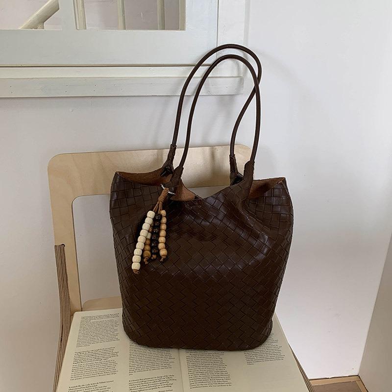 Niche woven pattern hand carrying bucket bag women's new large-capacity commuting shoulder underarm mother and child bag