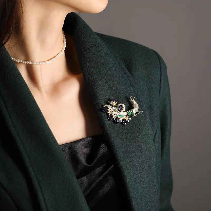 Luxury and Fashionable Peacock Open Screen Brooch, European and American Retro Colored Enamel Pin Accessories