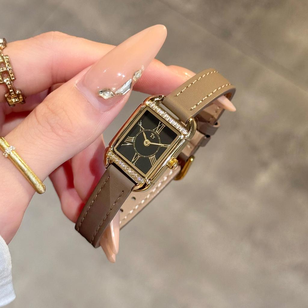 Women's vintage-style square watch with leather strap, new style, high-end selection, exquisite women's wristwatch.