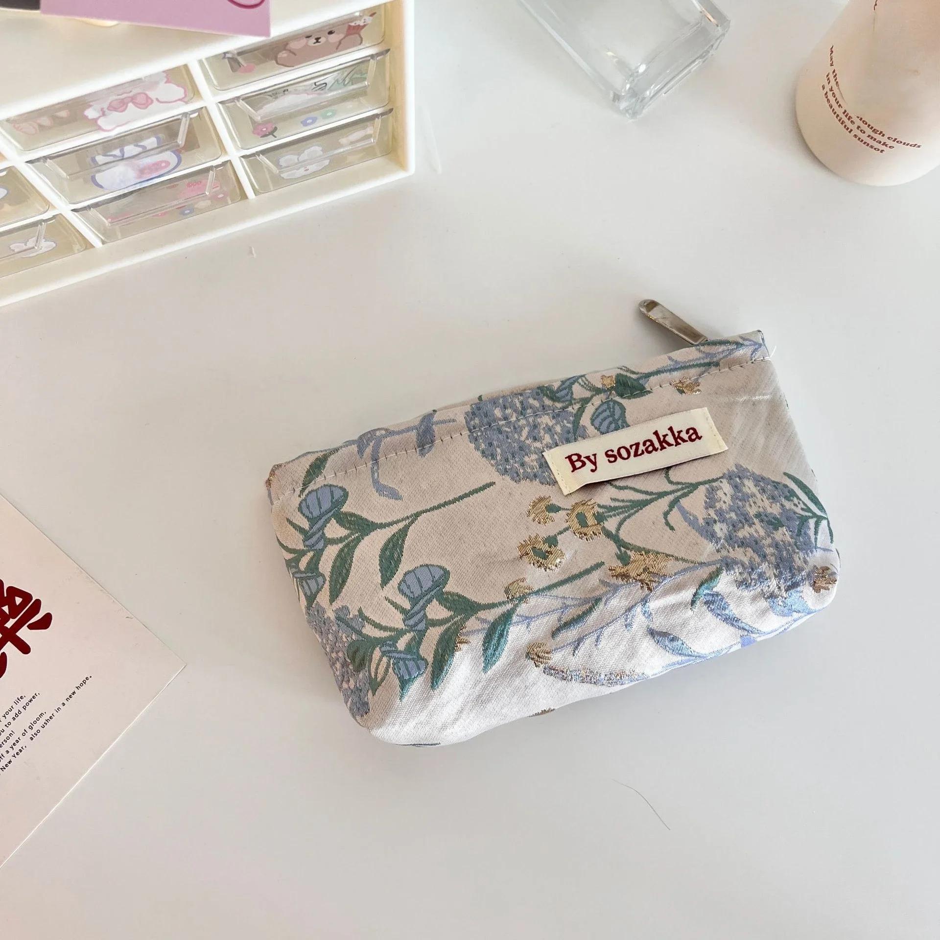 

Women Retro Floral Relief Makeup Cosmetic Bag Organizer Pouch Travel Make Up Zipper Clutch Toiletry Canvas Beauty Pencil Case