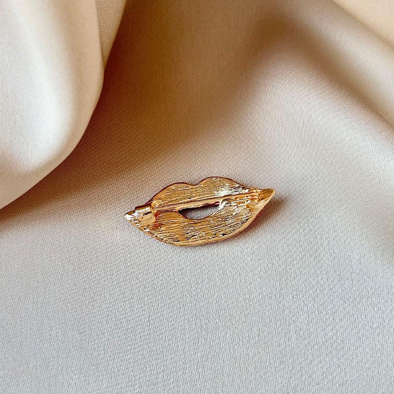 Sexy Red Lips Brooch, Fashionable and Shiny, Classic Clothing Accessories, Drooping Heart-shaped Brooch