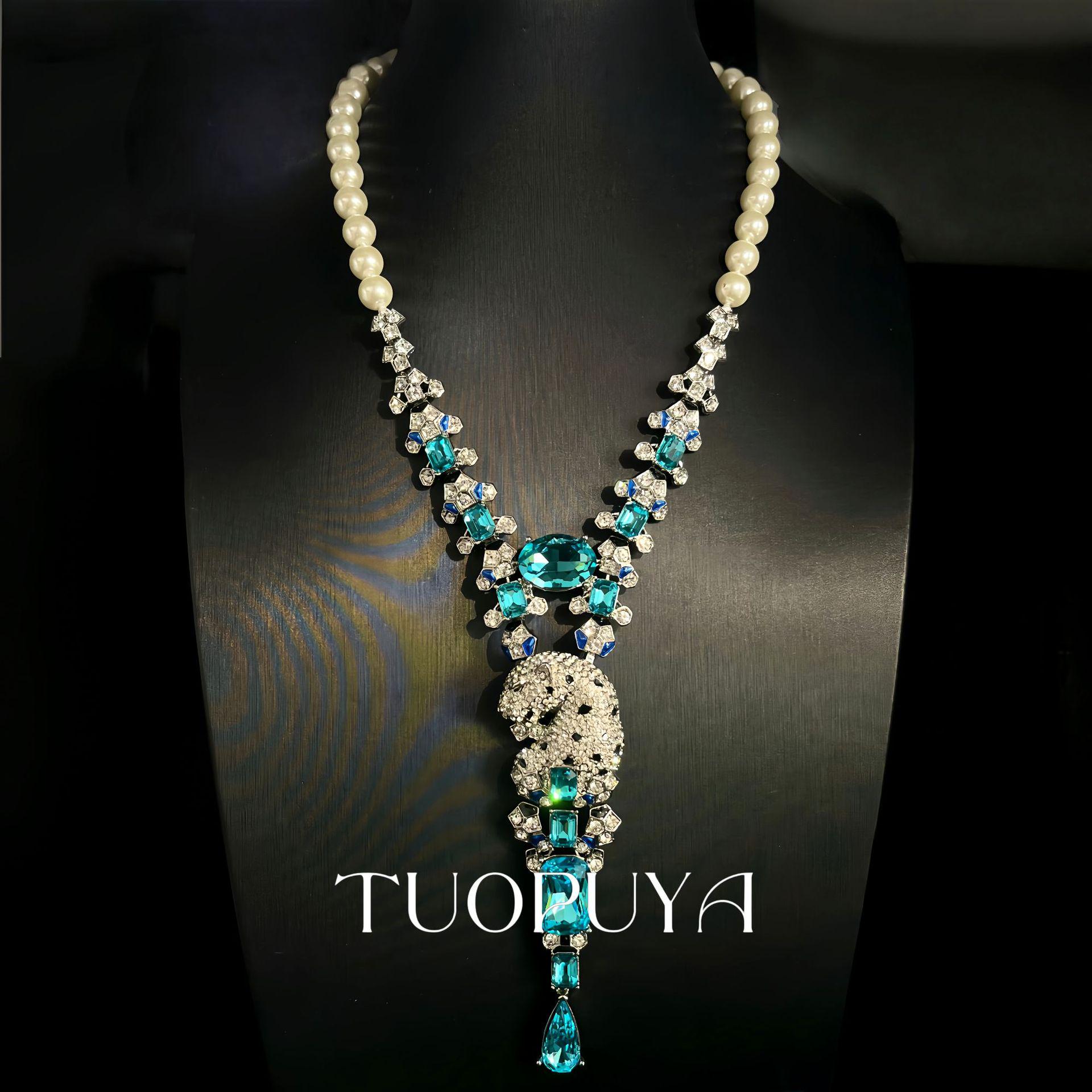 Exquisite Leopard Pearl Necklace with Detachable Diamond Brooch