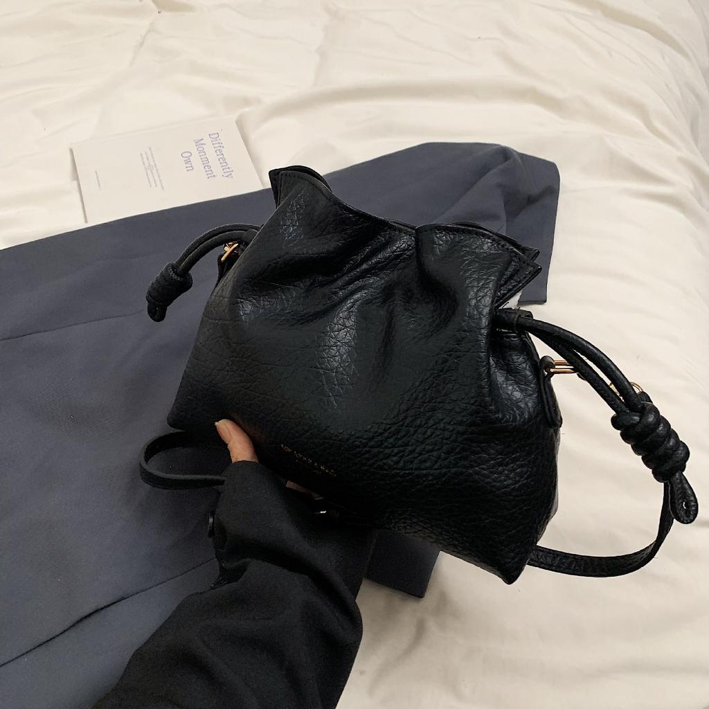 This year's popular bag women's large-capacity exquisite new retro niche design messenger bag pleated bucket bag