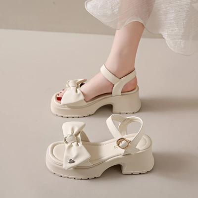 Sandálias de sola grossa estilo fada para mulheres que usam saltos grossos novos de verão com sapatos de praia da moda