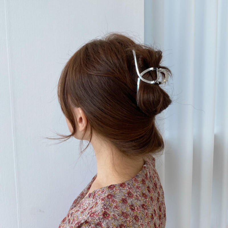 Elin s glossy updo with a wave big metal hair clip Silver