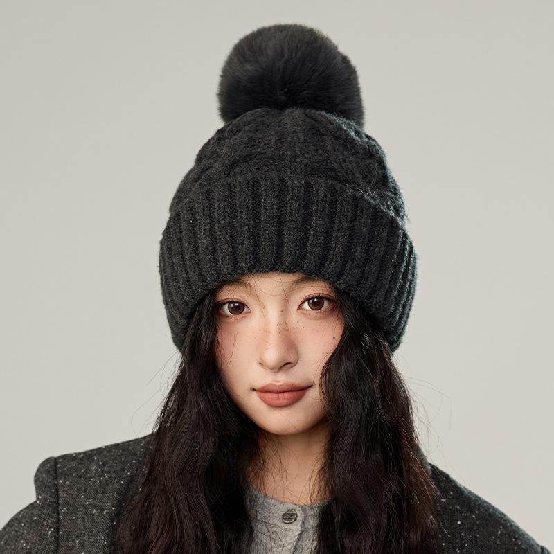 

Winter New Women s Velvet Twist Hairball Knitted Hat Outdoor Cycling Warm Hat серый