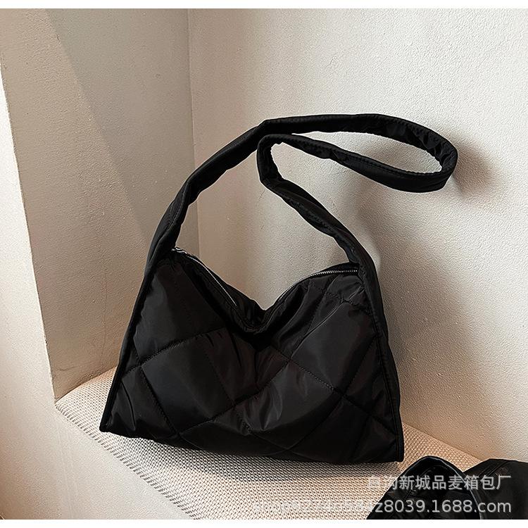 

Новая женская сумка, нишевая сумка с ромбовидным ремешком подмышкой. чёрный