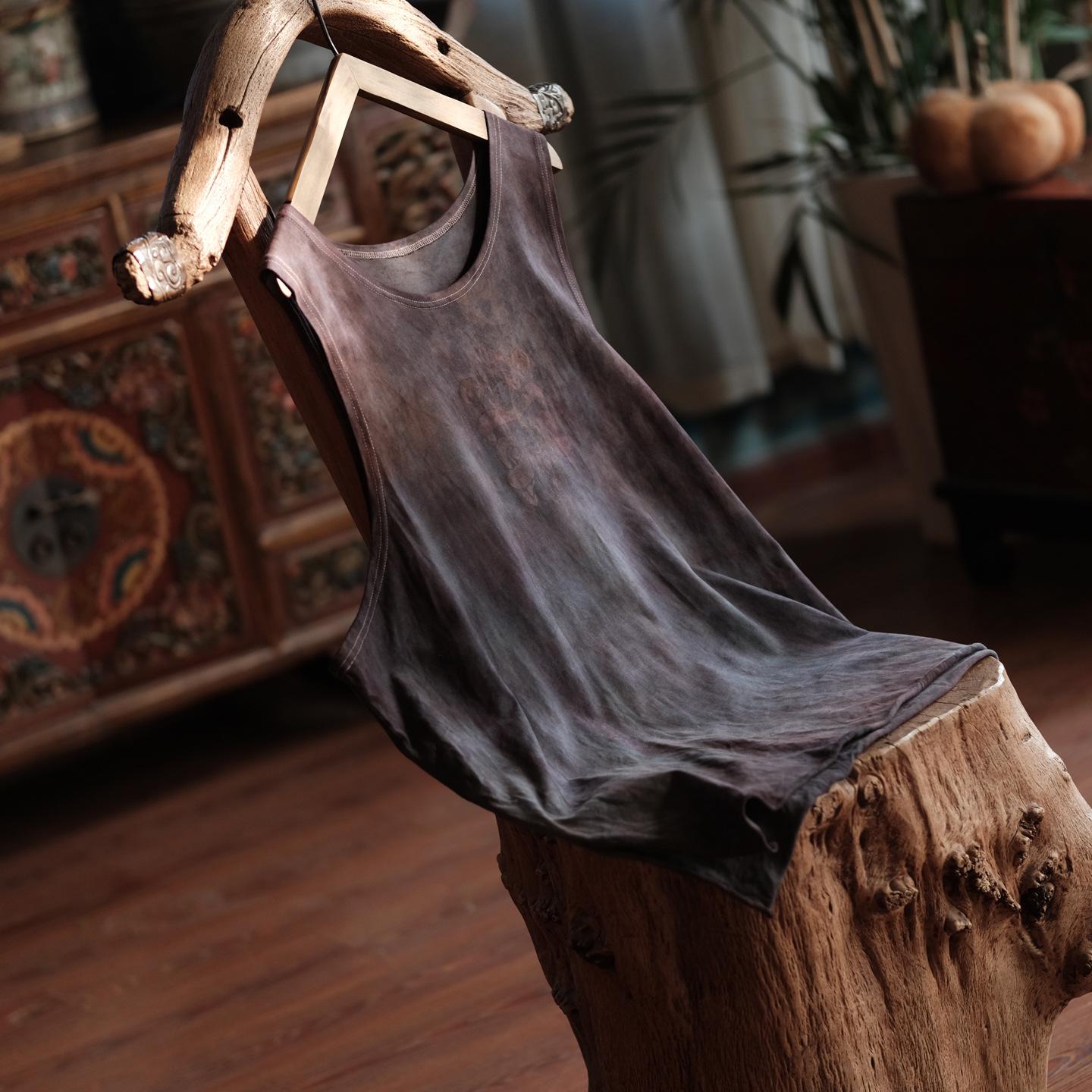 

Luogu Niying Retro Handmade Plant-Dyed Cotton Vest with Shoulder Pads in Black and Purple Tones One Size