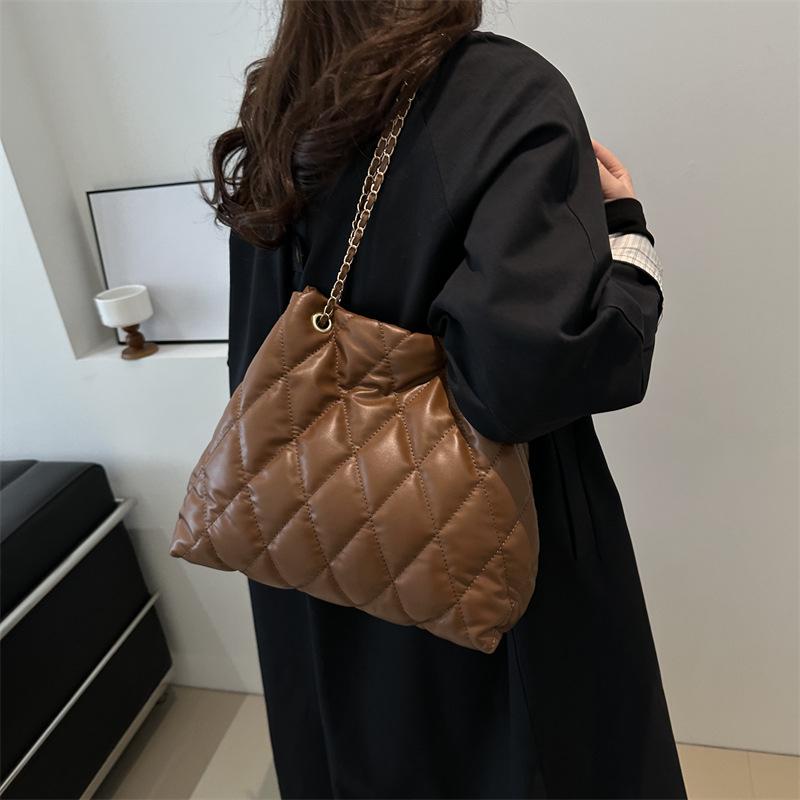 Modische Schultertasche mit Diamantstickerei und Kette für Damen, neue Pendler-Textur-Tragetasche für Damen