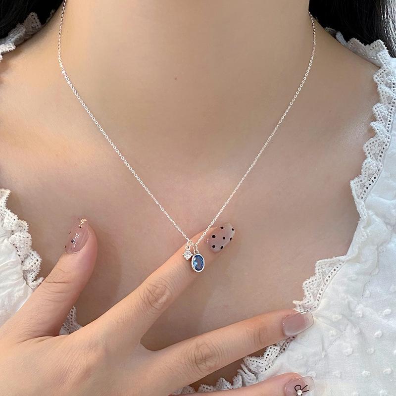 Petit Design Court avec Gouttes d'Eau Bleues et Collier Diamant, Encart Haut de Gamme Clavicule