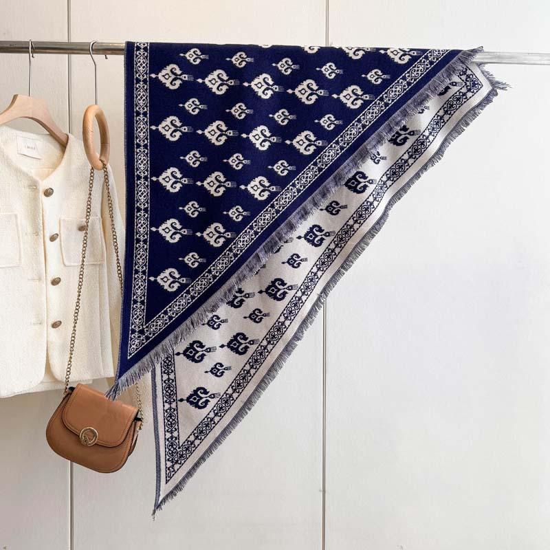 Spot autumn and winter roll grass triangle towel European and American retro skin-friendly boutique jacquard cashew flower imitation cashmere shawl
