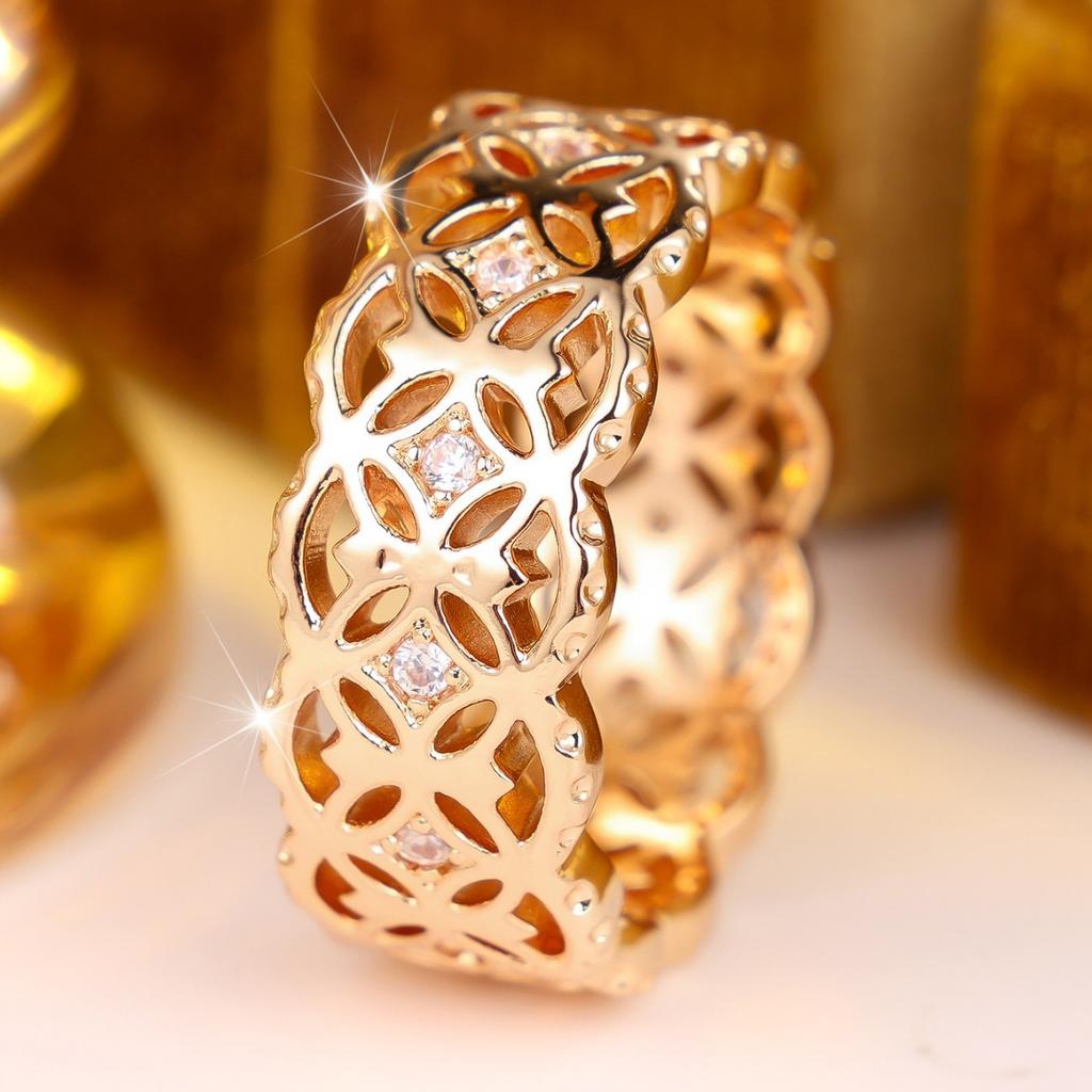 French court-style window lattice ring with full diamond embellishments Gold-patterned design, a sophisticated and stylish accessory for everyday