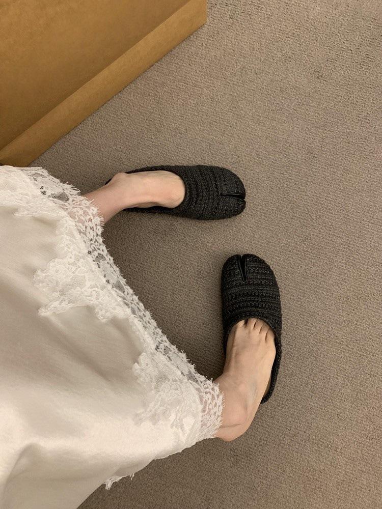 

French flat-bottomed bag head half slippers women s summer wear 2025 new woven breathable split-toe shoes cool slippers are not tired 35