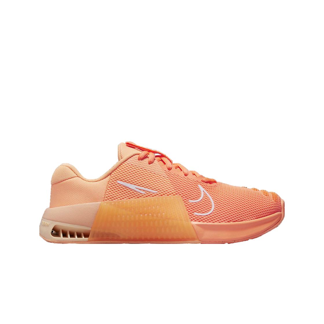 

(в) Nike Metcon 9 Атомный оранжевый Ледяной персик Персиковый крем Белый W220