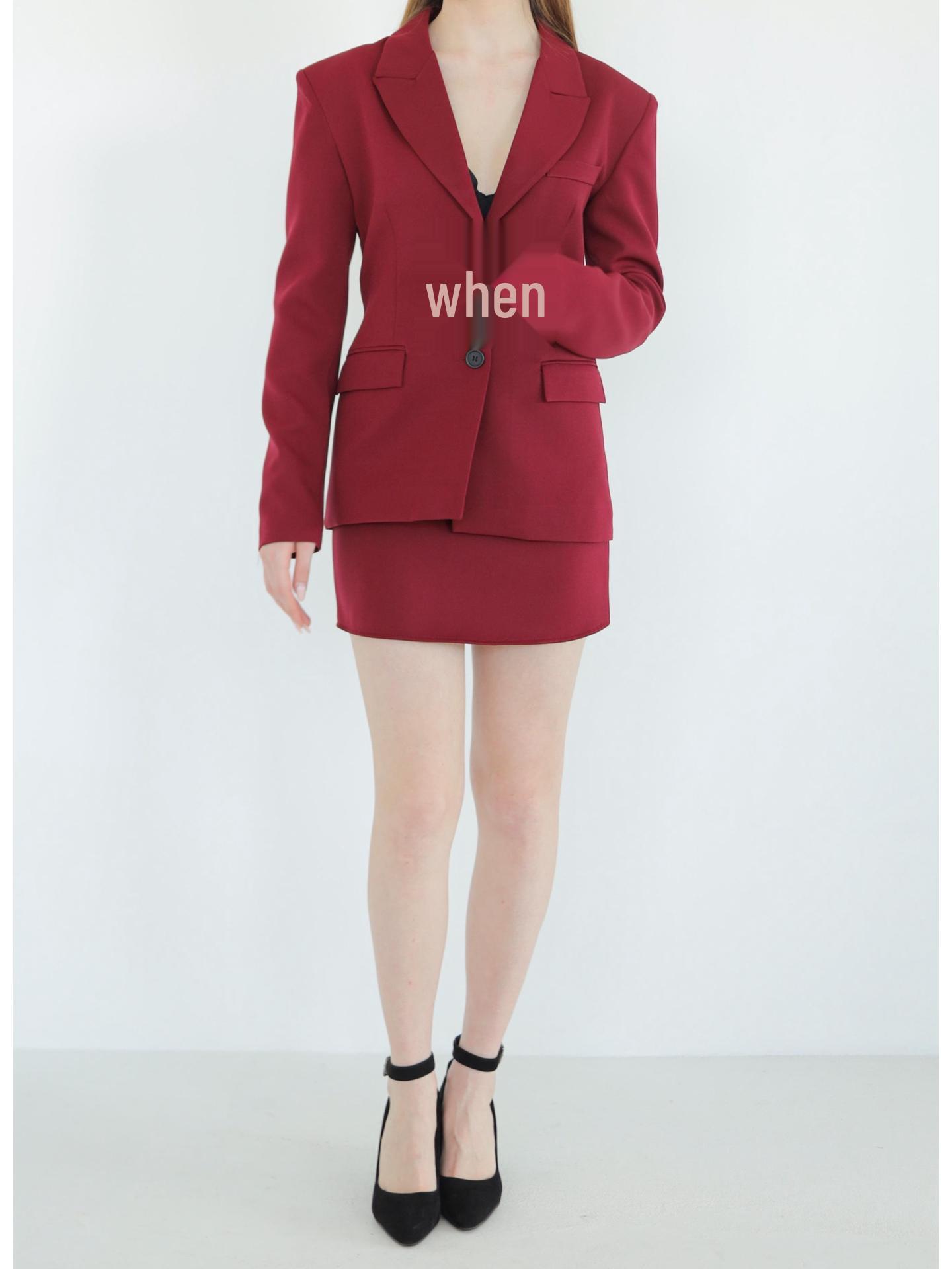 

Жіночий європейсько-американський костюм-піджак з поясом, лацканами, ґудзиками, кишенями, довгими рукавами та короткою спідницею. Осінь 2025. S вина червоного кольору