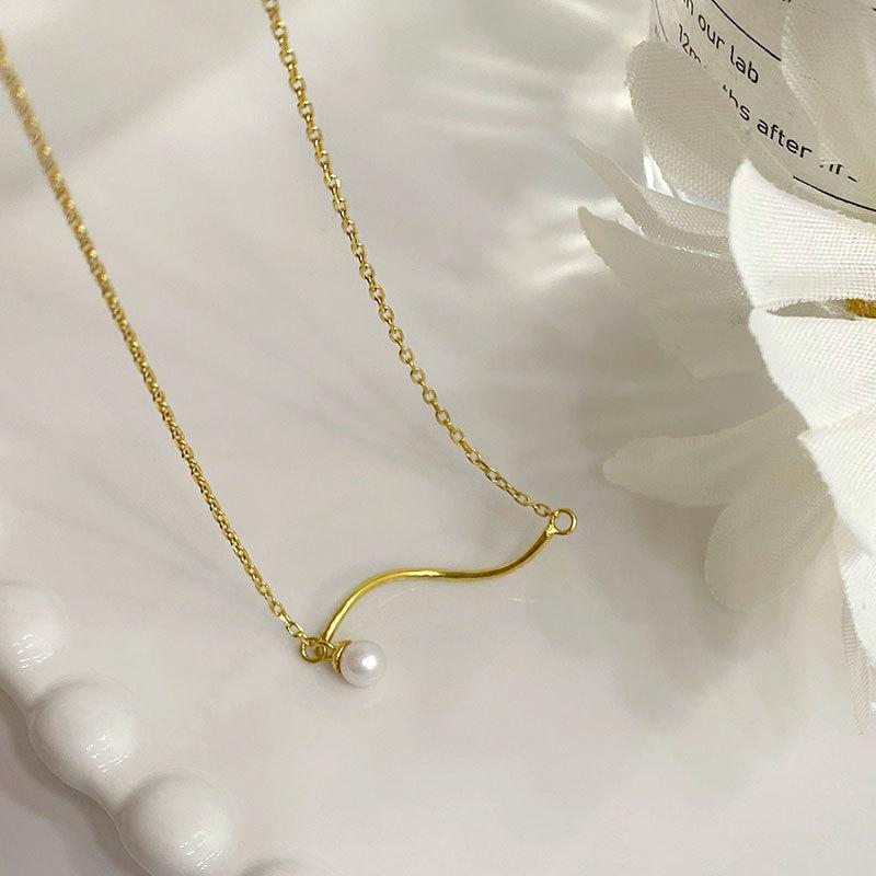 Minimally Wave Shaped Pearl Pendant Necklace with French Style and High-quality Collarbone Chain, New Trend