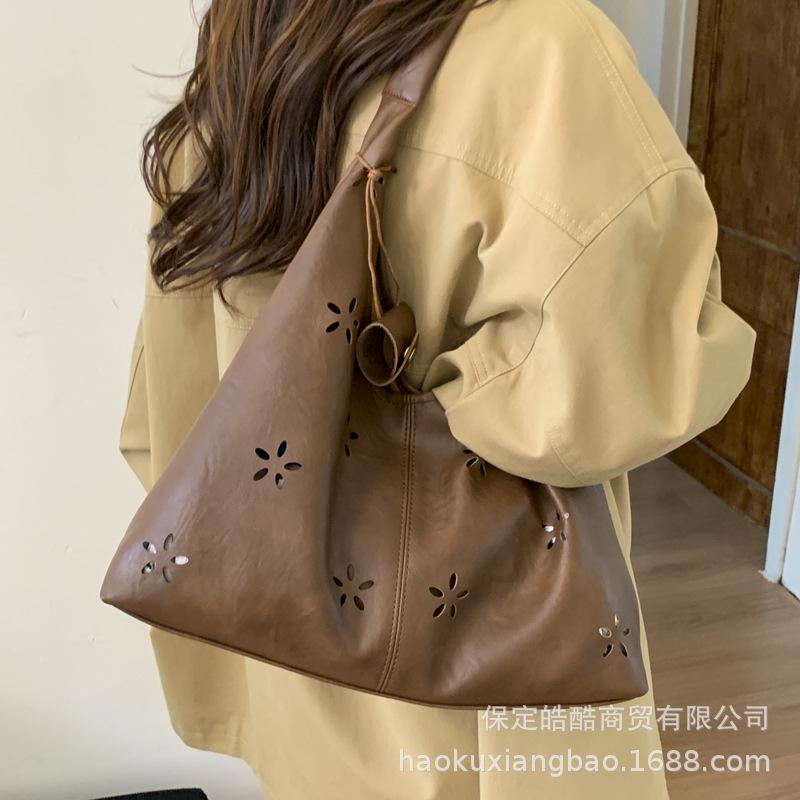 Hollow Underarm Bag Women's 2025 Autumn and Winter Korean Version Trendy Fashion Large-capacity Tote Bag Niche Retro Shoulder Bag