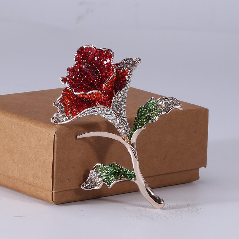 

Брошь в виде бутона розы с бриллиантами, высококачественная, темпераментная, противоослепляющая, шелковая пряжка для шарфа, ювелирная булавка красный