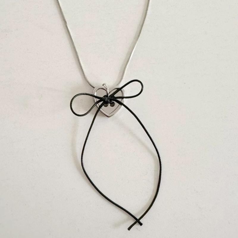 Stylish Necklace with Heart Line Bowknot Pendant Unique Bowknot and Heart Pendant Necklace Simple Clavicular Chain Charm
