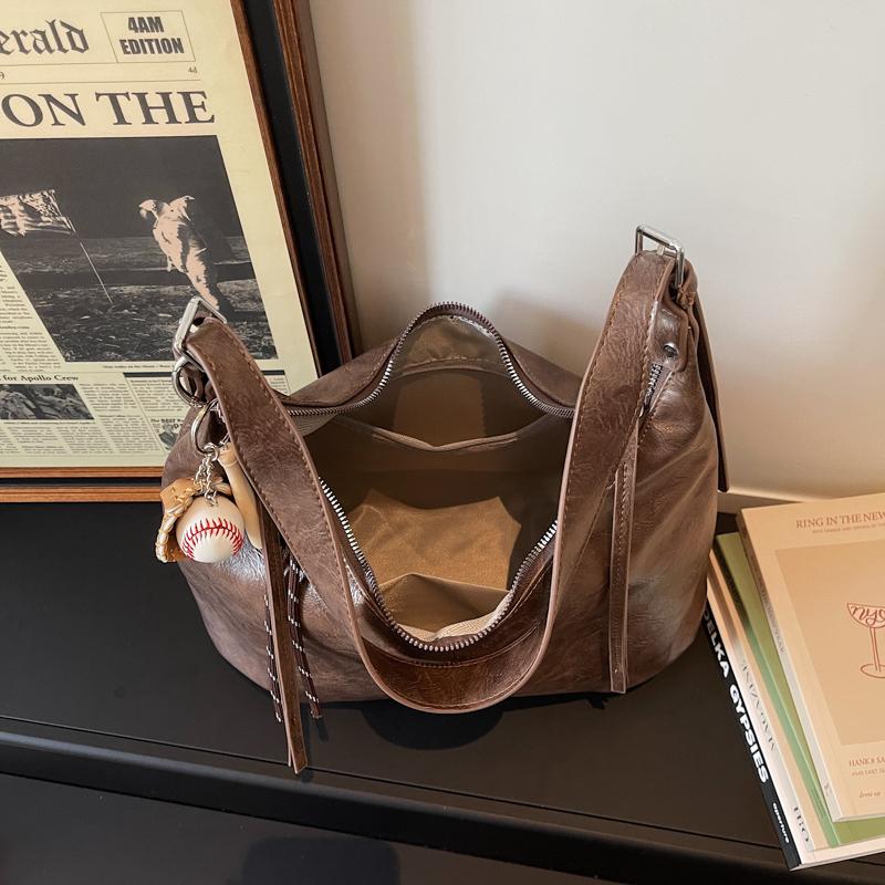 Soft PU Hobo Bag with Slouchy Design and Adjustable Strap Ideal for Everyday Use and Casual Outfits