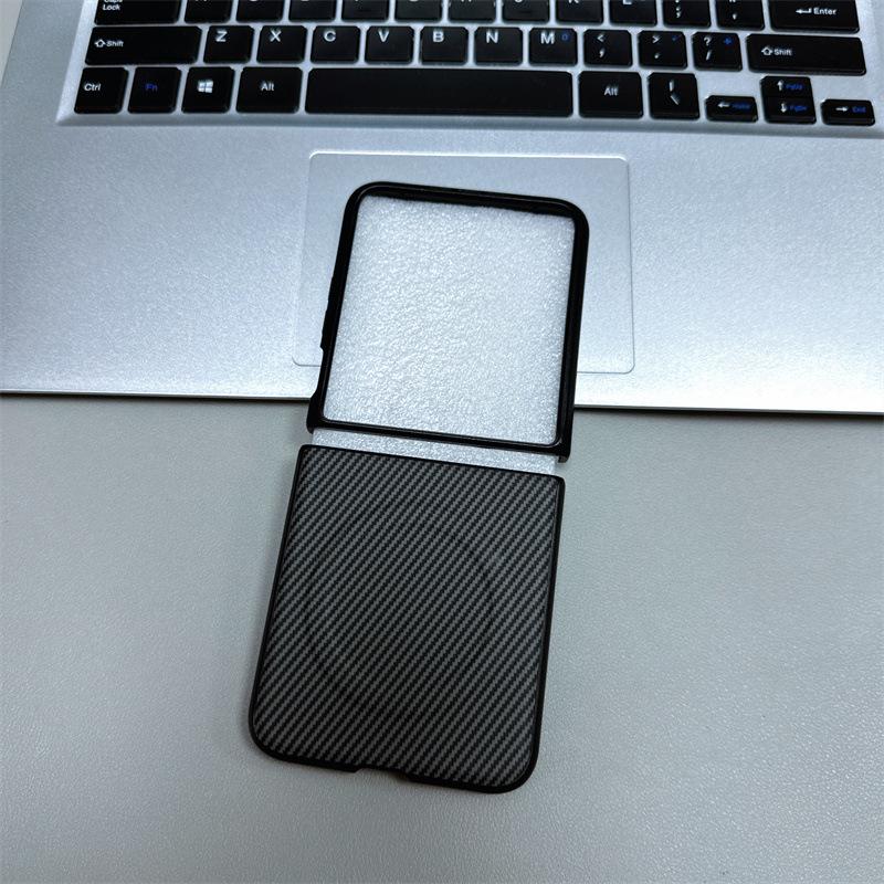 Ultradunne Magnetische Case van Koolstofvezel voor Samsung Z Flip7/Z Flip6 - Randloos, Valbestendige Bescherming
