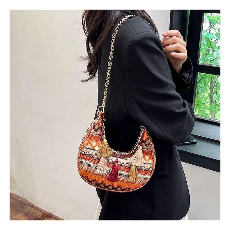 Жіноча сумка в етнічному стилі з китицями Модна та універсальна сумка кросбоді Популярна ланцюжкова сумка на плече у формі півмісяця