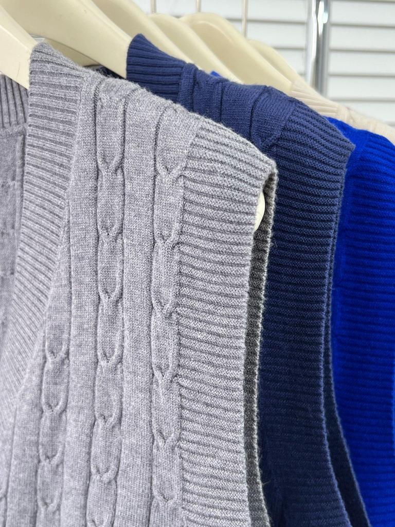 Plus Size Women's Solid V-neck Knit Vest for Spring/Autumn 2026 - Versatile Cardigan Outerwear