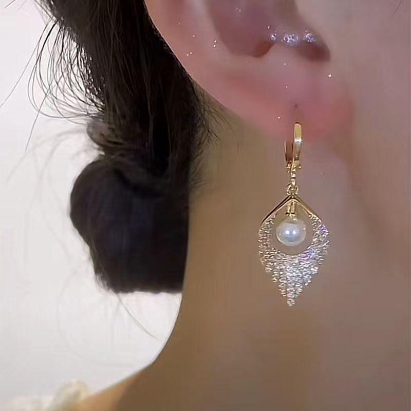 Exquisite Imitation Pearl Zircon Leaf Dangle Earrings for Women Unique Design Elegant Daily Accessories Party Jewelry Gifts