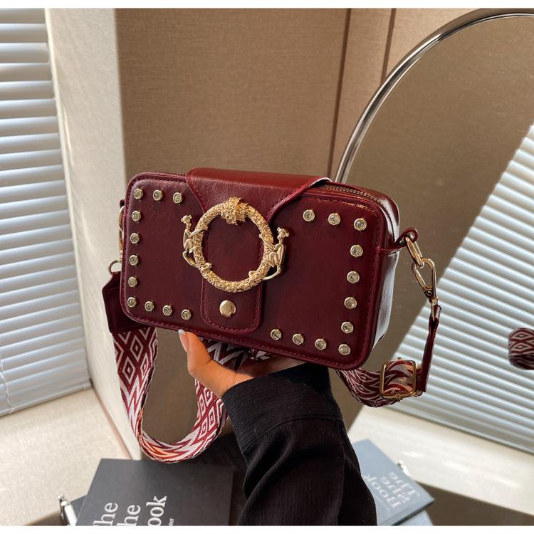

Super fire small bag women s autumn and winter 2024 new retro versatile shoulder underarm bag women s crossbody small square bag бордовий