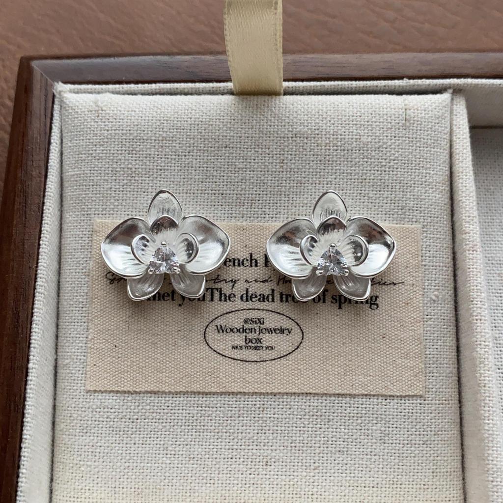 "Vintage Creamy Yellow Starfish Ear Clips: Elegant and Cute, Piercing-Free Sea Star Earrings"