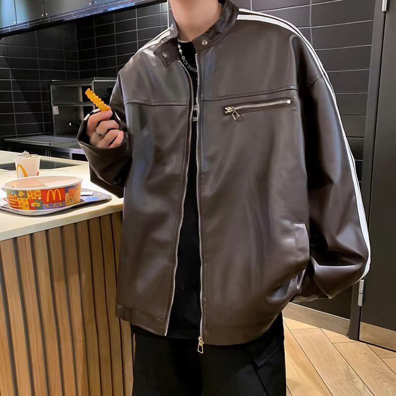 

Стильная мужская коричневая кожаная куртка в полоску с воротником-стойкой — идеальный вариант для ранней осени M коричневый