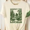 Respektujte místní Bigfoot tričko: Vintage tričko Sasquatch na turistiku