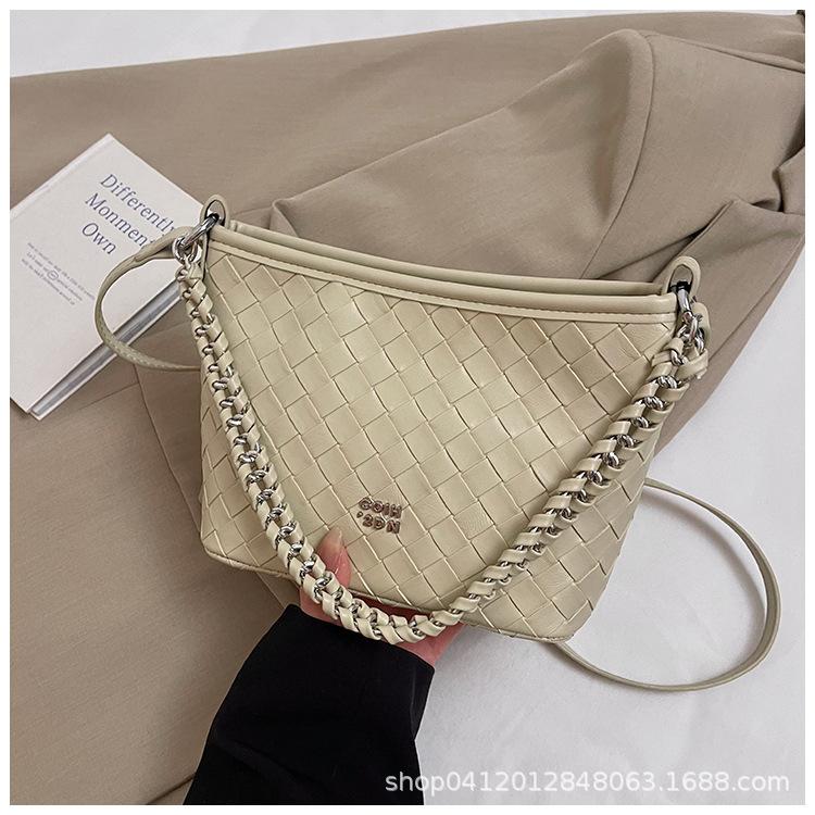 Korean fashion niche simple shoulder portable commuter small bag women 2025 new woven messenger bag stray bag
