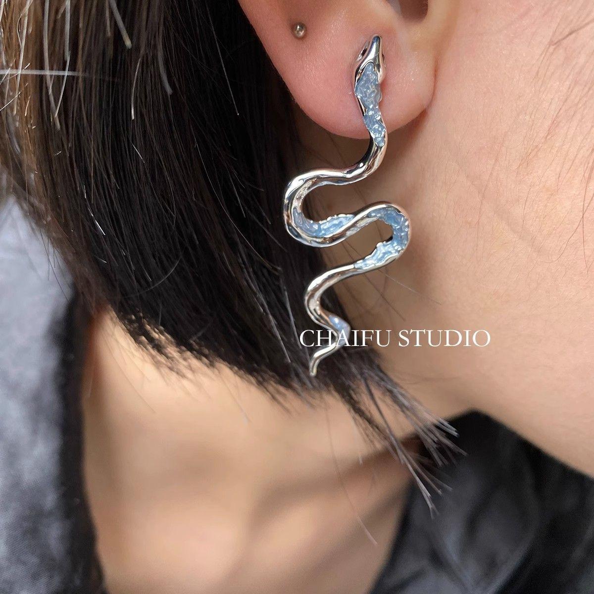 

Japanese and Korean personality exaggerated big snake stud earrings female mechanical snake form collection glazed design sense neutral wind earrings