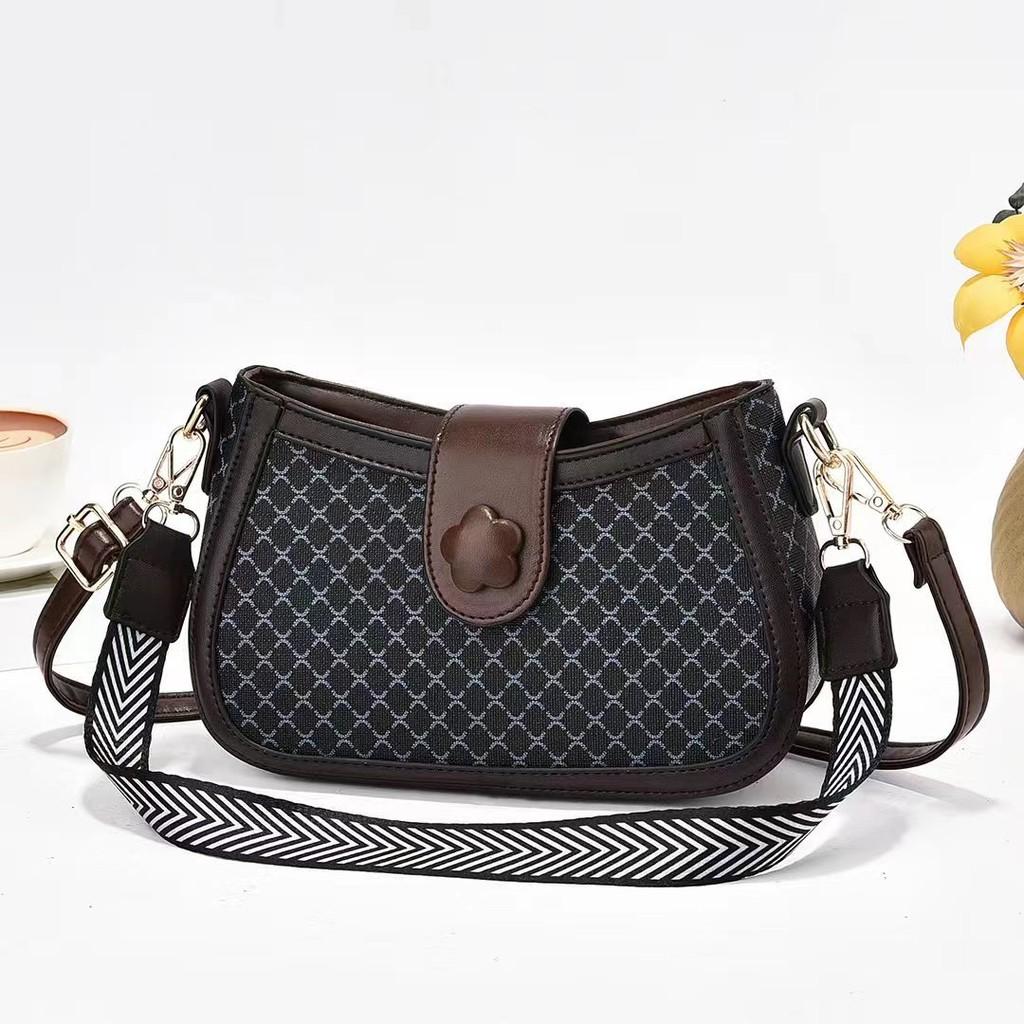 

Стильная практичная сумка-тоут из полиуретана для женщин с универсальной формой ведра и элементами цепи Style 1