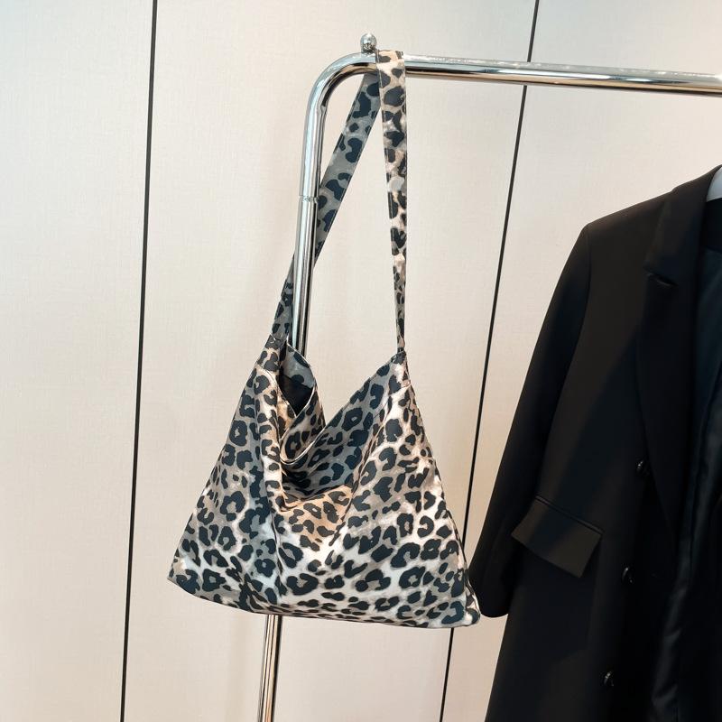 

Leopard print canvas bag female 2025 new trendy Korean college style tote bag casual large capacity shoulder tote bag чёрный