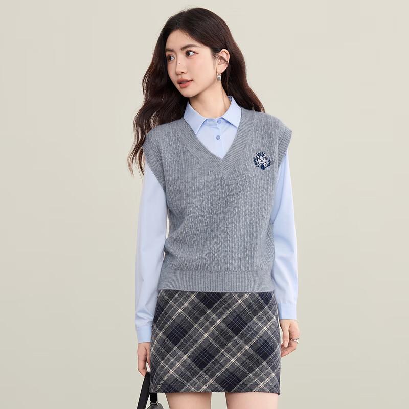 Dámská pletená vesta v kolejním stylu s barevnými bloky a výstřihem do V