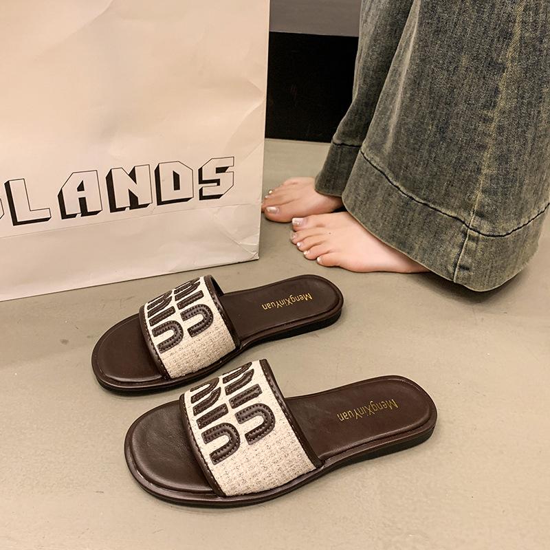 Dámské boty 2025 nové letní nošení francouzské malé sandály plážové sandály s plochou podrážkou a malým voňavým větříkem jednoslovné pantofle