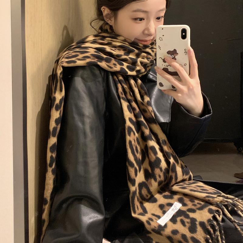 Women's Sweet Cool Retro Leopard Print Fringe Scarf Thickened Shawl for Autumn and Winter Y2K Style