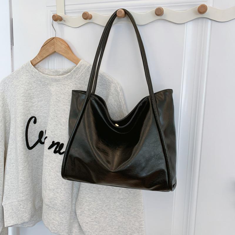 

Сумка-тоут большой вместимости 2025 осень новая сумка женская сумочка нишевый дизайн универсальная на одно плечо повседневная подмышечная сумка чёрный