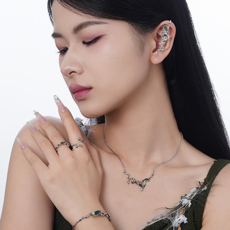 F.I.N.S SZinc Alloy Sterling Zinc Alloy Slender Viper Piercing Stud Earrings Women Retro Old Red Zircon Snake Hanging Ear Fine Zircon Gift