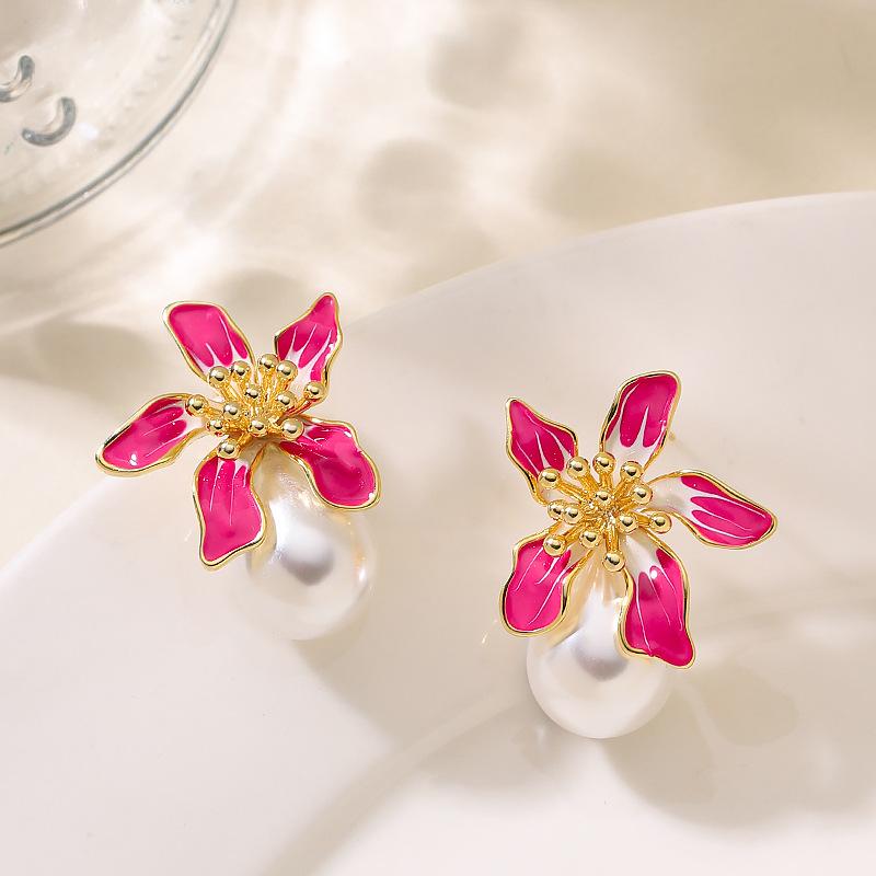 

French elegance temperament gentle wind dripping oil iris flower highlight Shijia pearl stud earrings simple and versatile earrings розовый