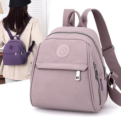 Uno zaino da viaggio semplice e alla moda per madri di mezza età e uno zaino casual per donne