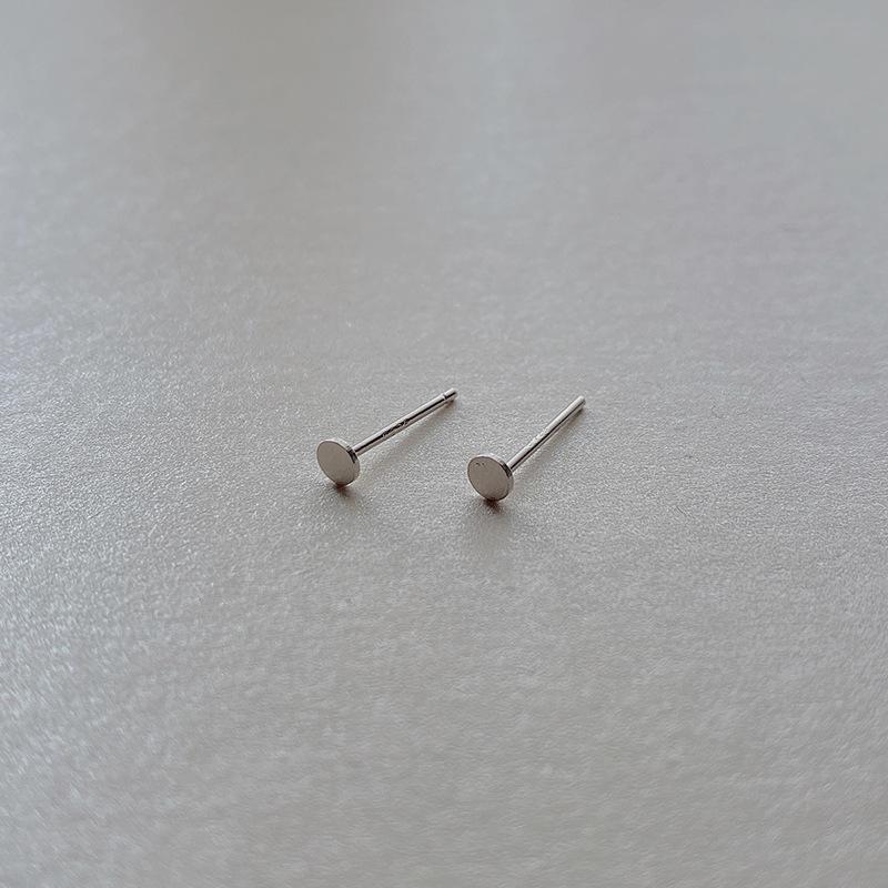 Minimalistische goldene und schwarze Ohrstecker für Männer und Frauen - Klein, High-Sense Punk-Stil