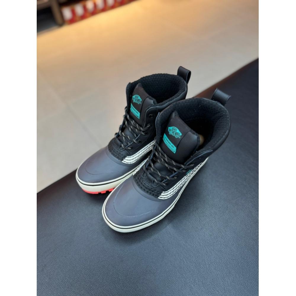 Vans  Unisex  Standard Mid Snow Mte Sneaker  Vn0a5jhzbml 